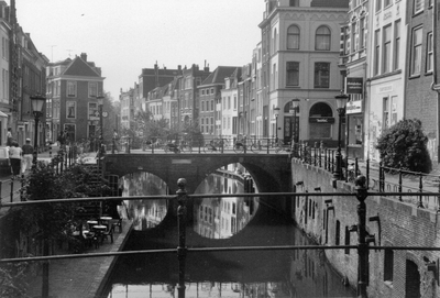 604283 Gezicht op de Maartensbrug over de Oudegracht te Utrecht, vanaf de Kalisbrug, met links de Vismarkt, rechts de ...